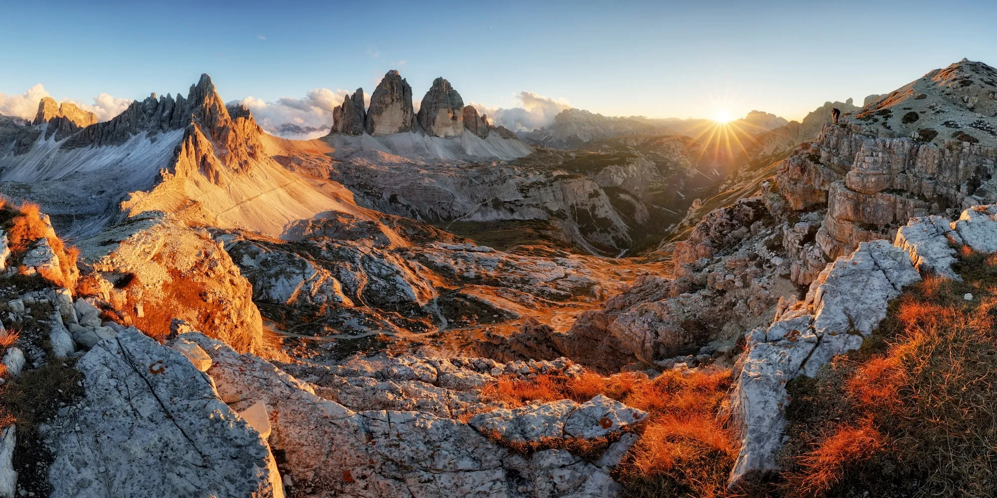Montagnes des Dolomites au coucher de soleil