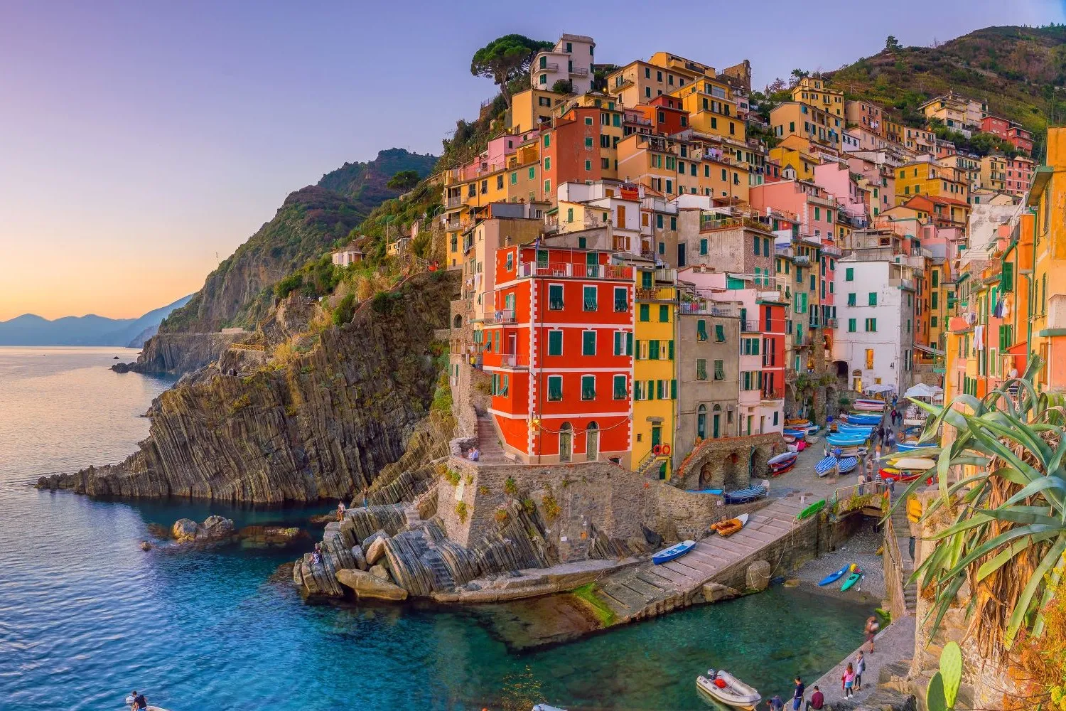 Riomaggioare village cinque terre Italie village coloré coucher de soleil 