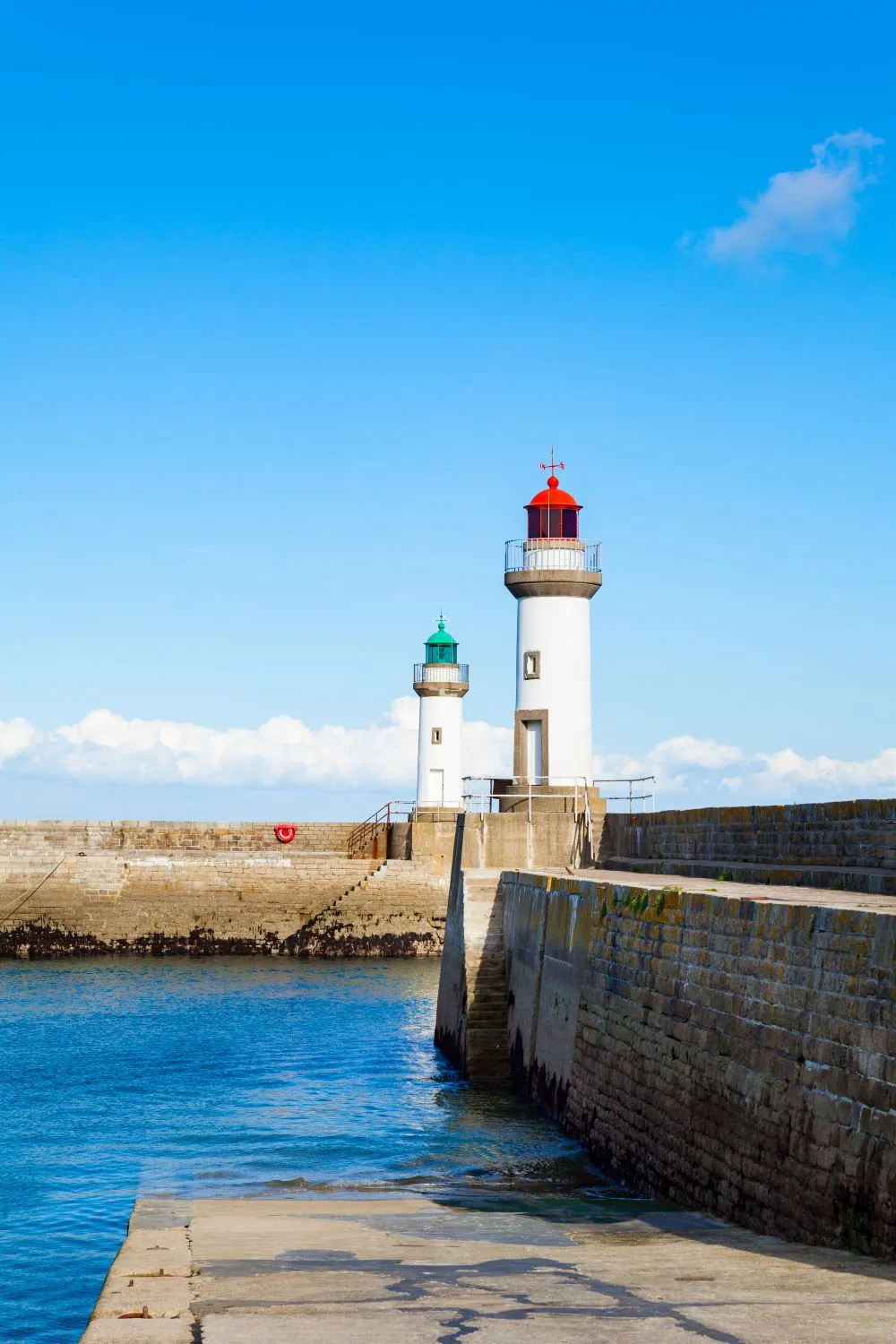 phare de Goulphar Belle-îl-en-mer au loin et plage