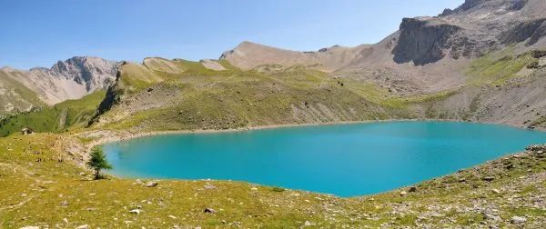 Lac Saint-Anne en été Lac saint-anne en été dans le Queyras Alpes du Sud