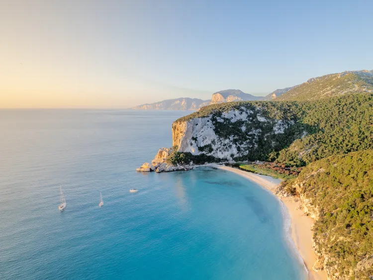 Cala Luna Sardaigne trek en italie cala Luna coucher de soleil