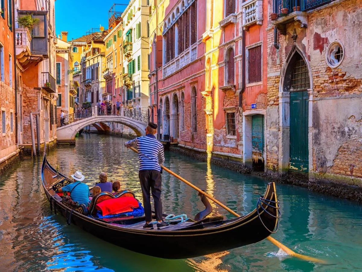 Gondole traditionnelle au bord du pont à Venise 