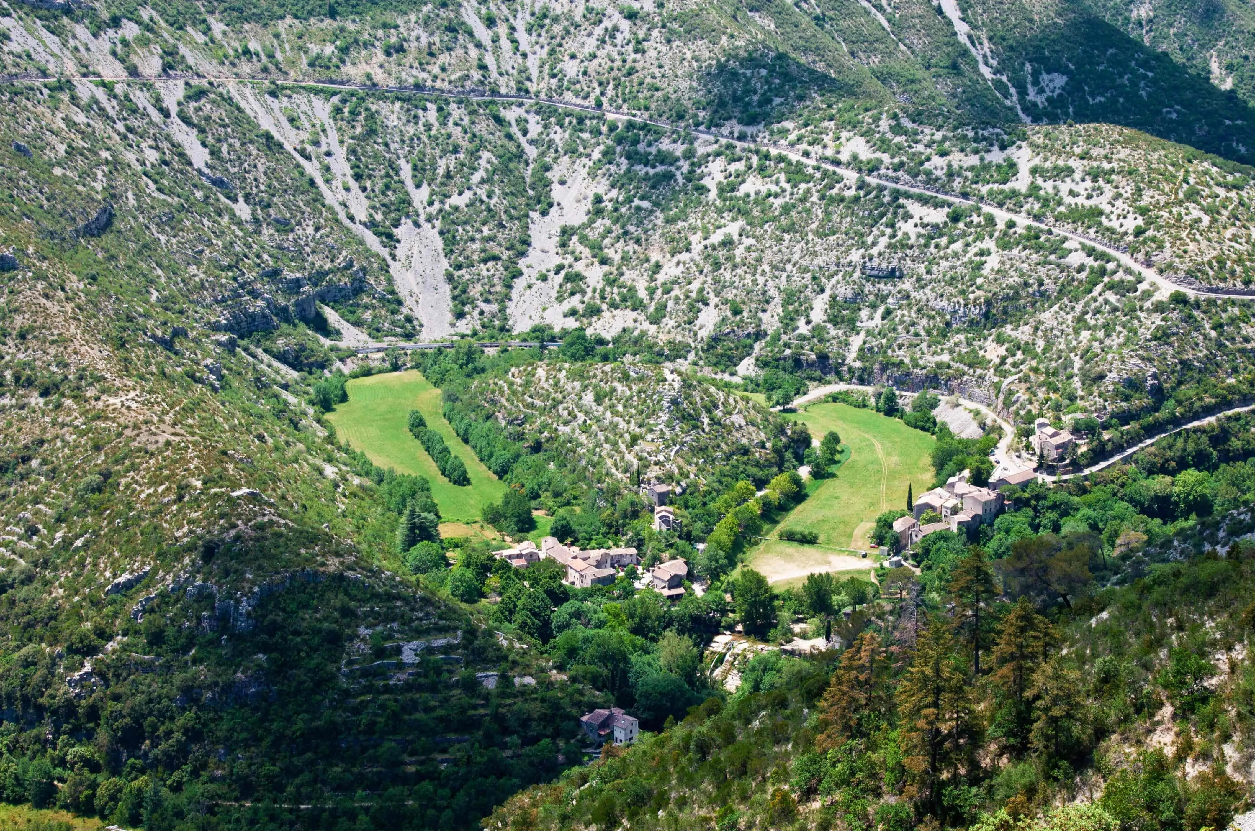 Montagnes du Massif Central : cirque de Navacelles