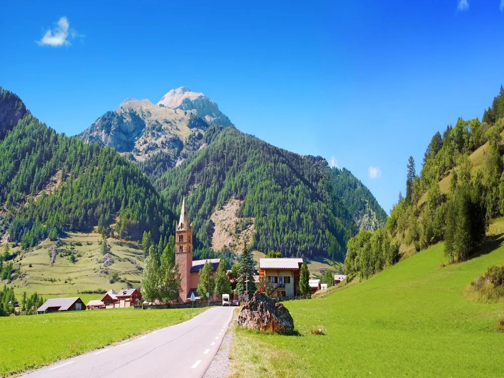 Entrée du village d'Ariveux Queyras en été