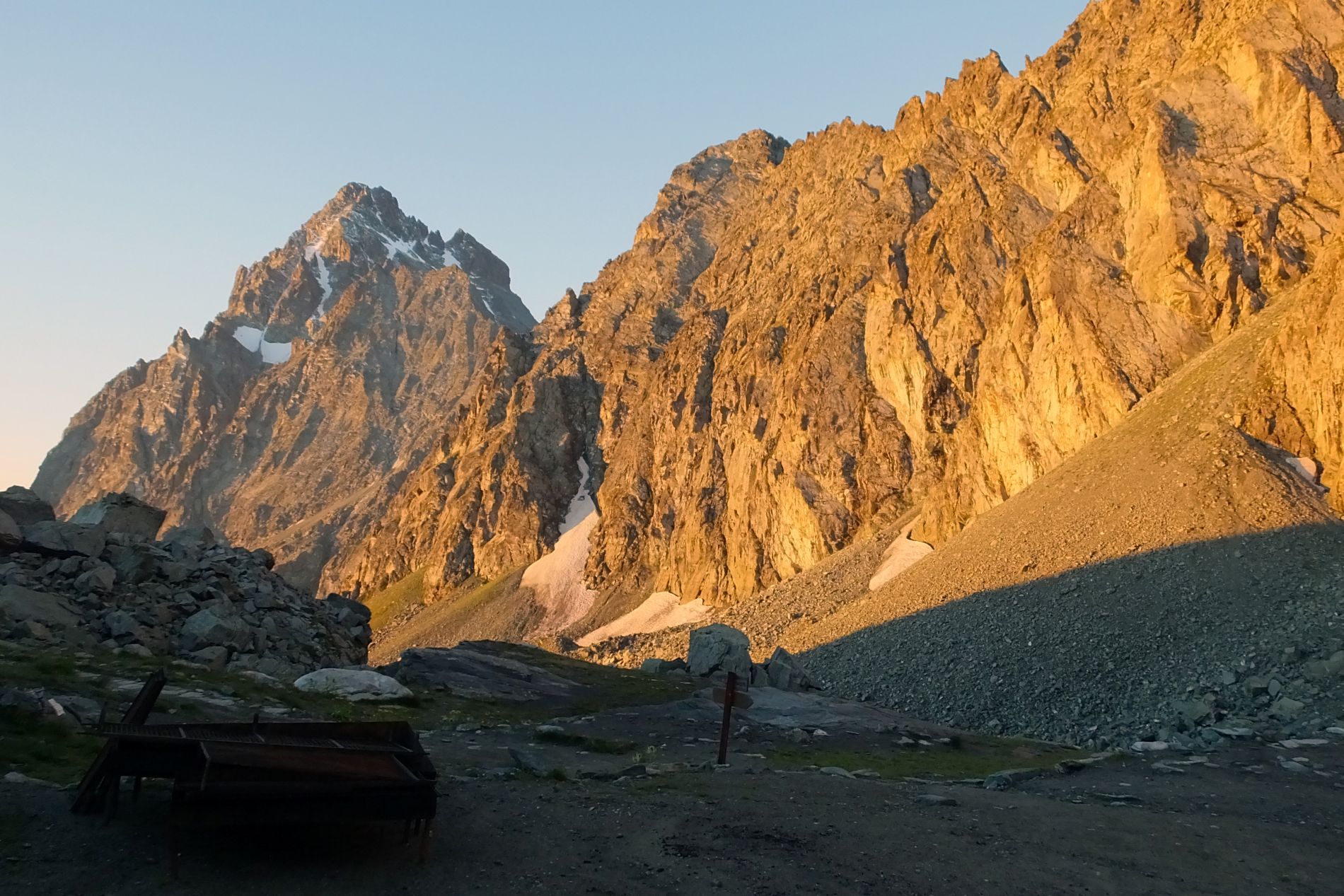Vue sur le Mont Viso au coucher de soleil Coucher de soleil au Mont Viso