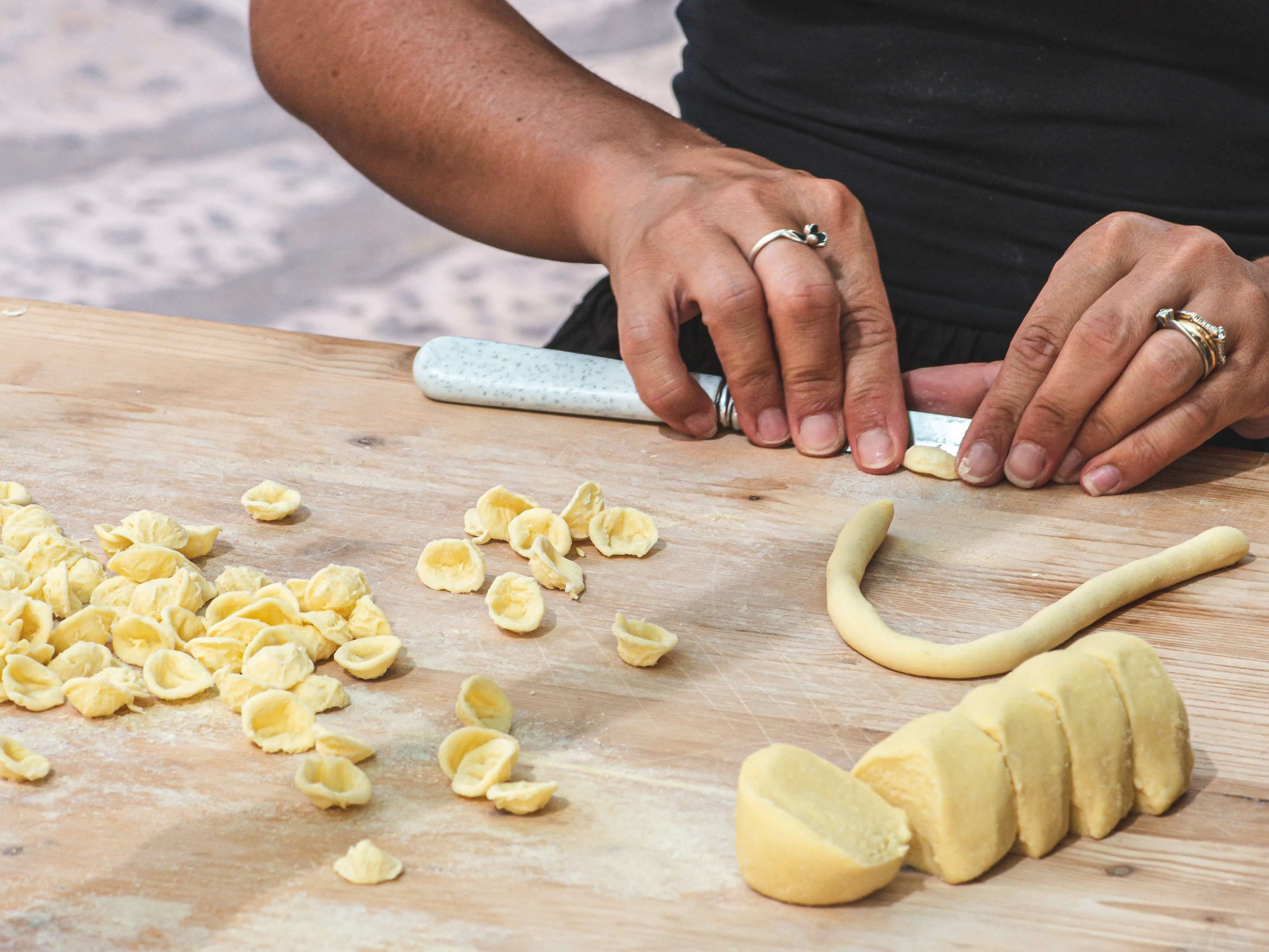 Fabrication d'orecchiette à Bari Visiter les pouilles : orecchiette à Bari