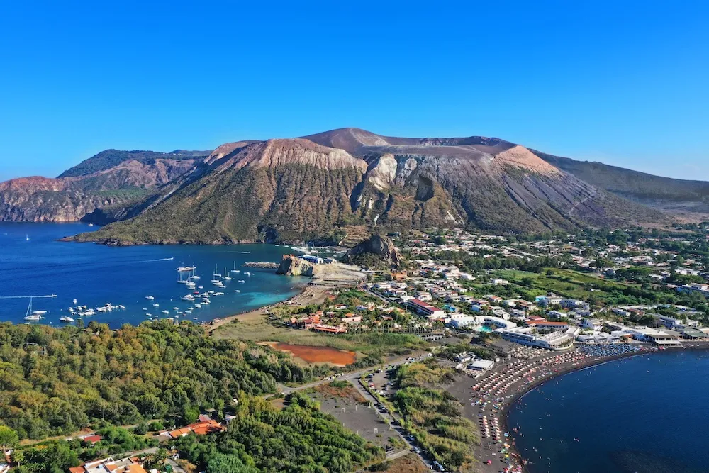 Vue aérienne de l'île de Lipari Vue de drône ile de lipari iles eoliennes sicile italie
