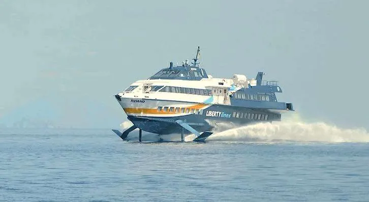 Bateau hydroglisseur en navigation dans les îles eoliennes Hydroglisseur bateau iles eoliennes