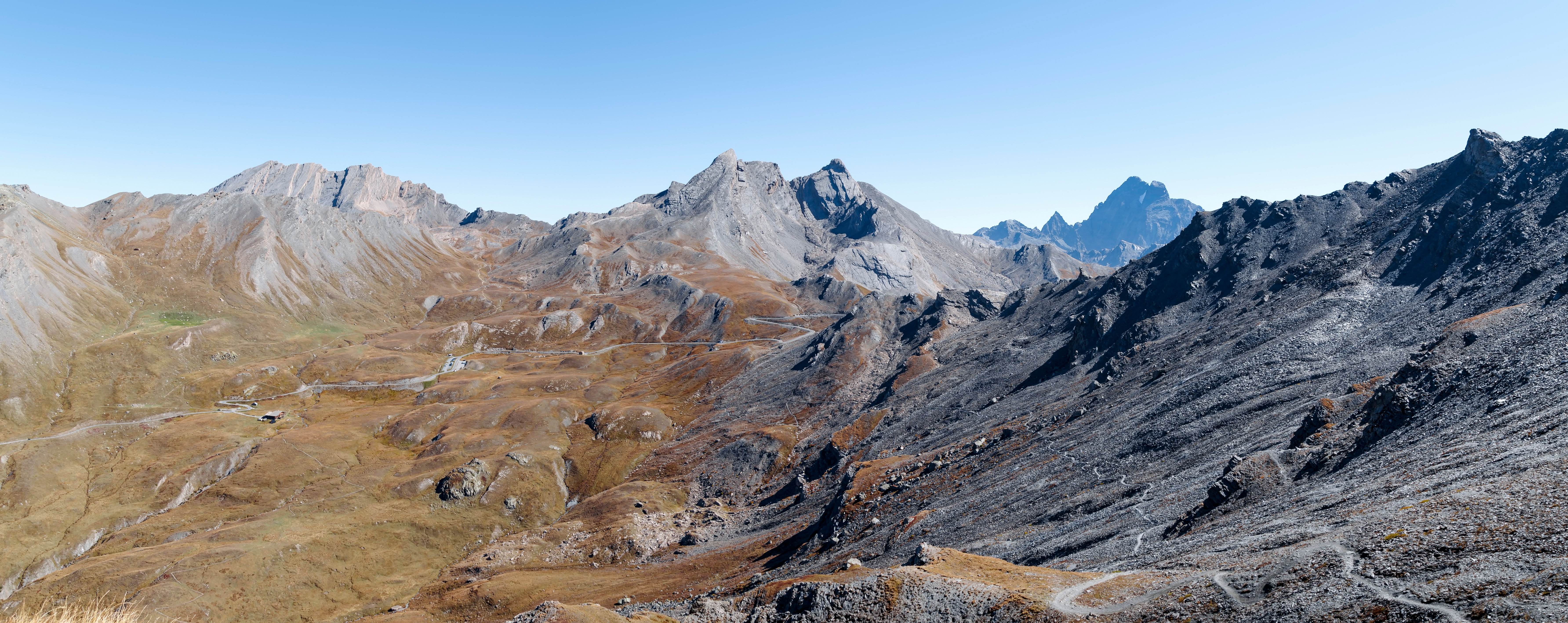 Vue sur le pain de Sucre depuis lee col de Chamoussiere  