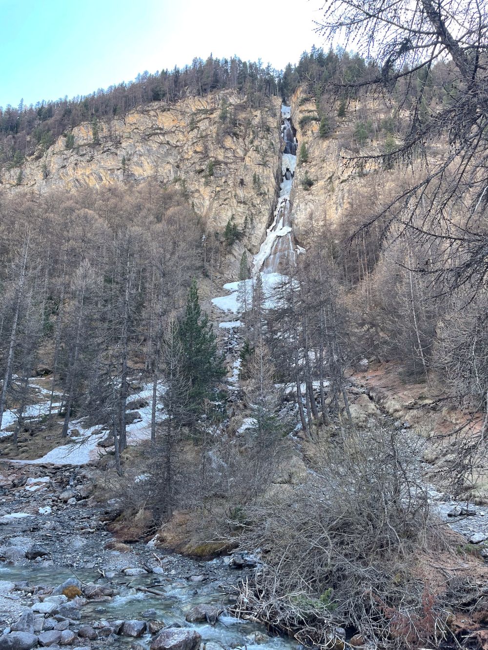 Cascade la Pisse encore gelée au printemps cascade la pisse queyras randonnée lac sainte lac miroir