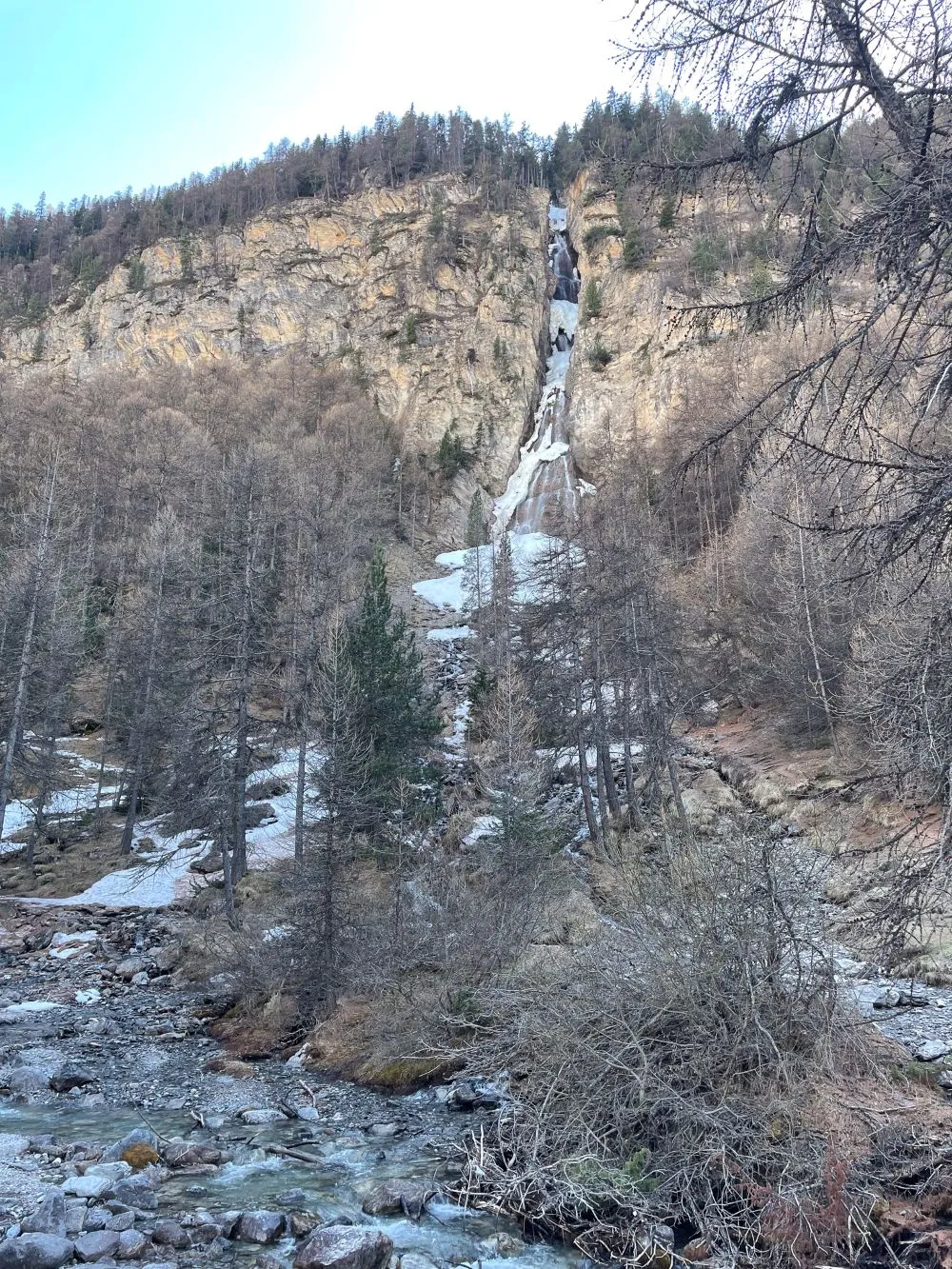 Cascade la Pisse encore gelée au printemps cascade la pisse queyras randonnée lac sainte lac miroir