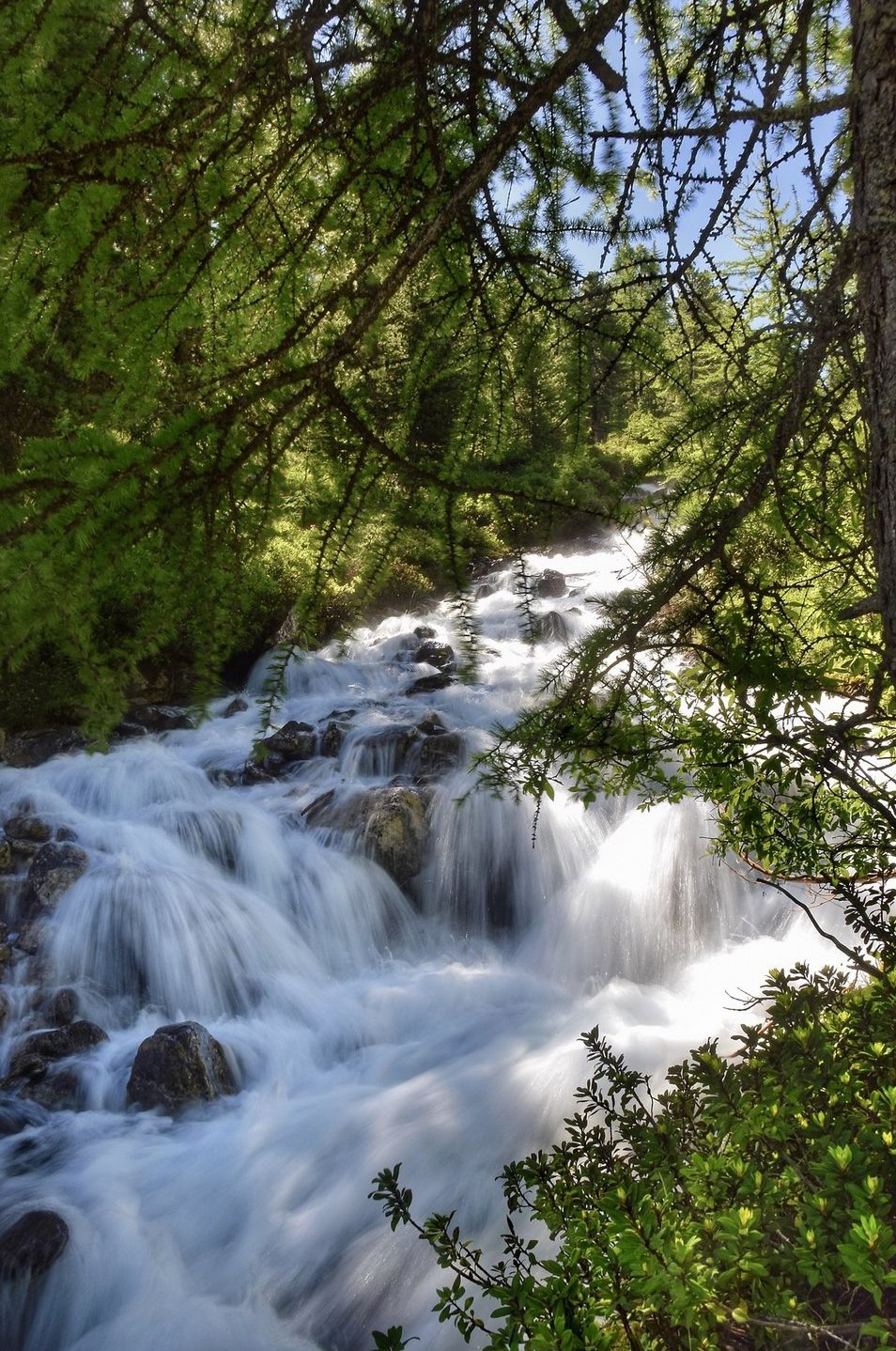 Cascade le long de la Pisse cascade la pisse randonnée lac sainte anne lac miroir