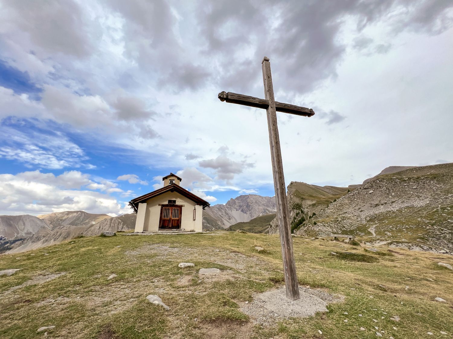 Chapelle Saint-Anne (au lac Saint-Anne) chapelle et croix saint anne queyras