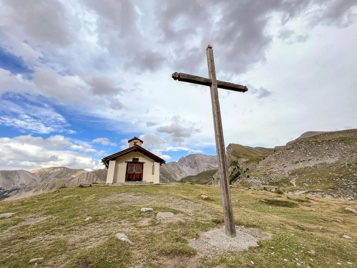 Chapelle Saint-Anne (au lac Saint-Anne) chapelle et croix saint anne queyras