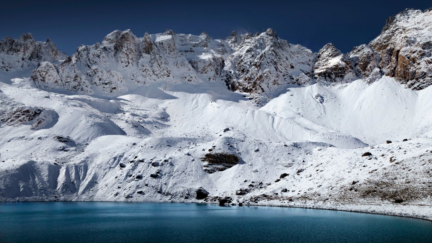 Lac Saint-Anne à Ceillac en hiver lac saint anne en hiver