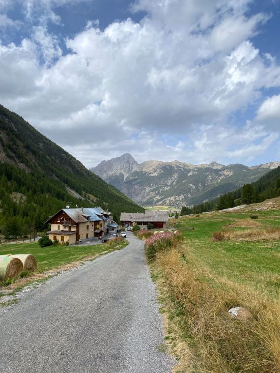 Ceillac au début du printemps village ceillac départ randonnée lac sainte anne