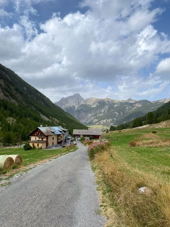 Ceillac au début du printemps village ceillac départ randonnée lac sainte anne