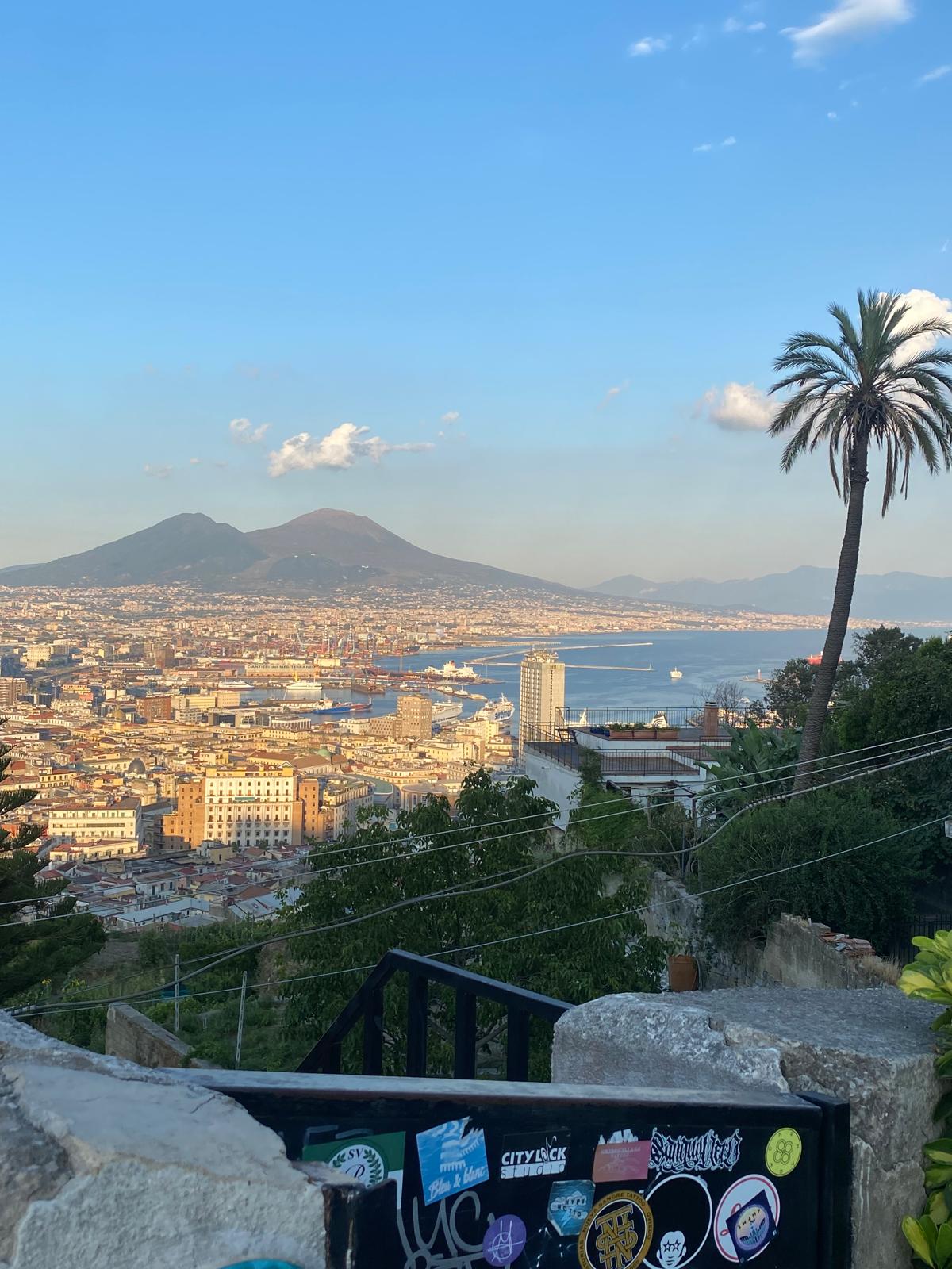 Quartier Vomero - Vue sur le Vésuve à Naples que faire a naples : quartier vomero vue vésuve