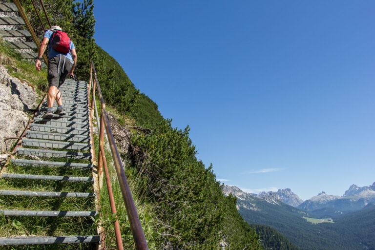 Passage escalier sur le sentier 215 passage aerien sentier 215 lac de sorapis