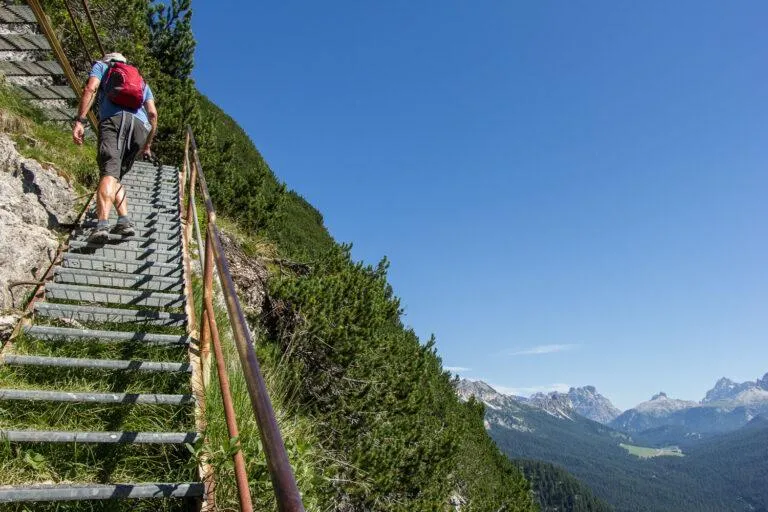 Passage escalier sur le sentier 215 passage aerien sentier 215 lac de sorapis