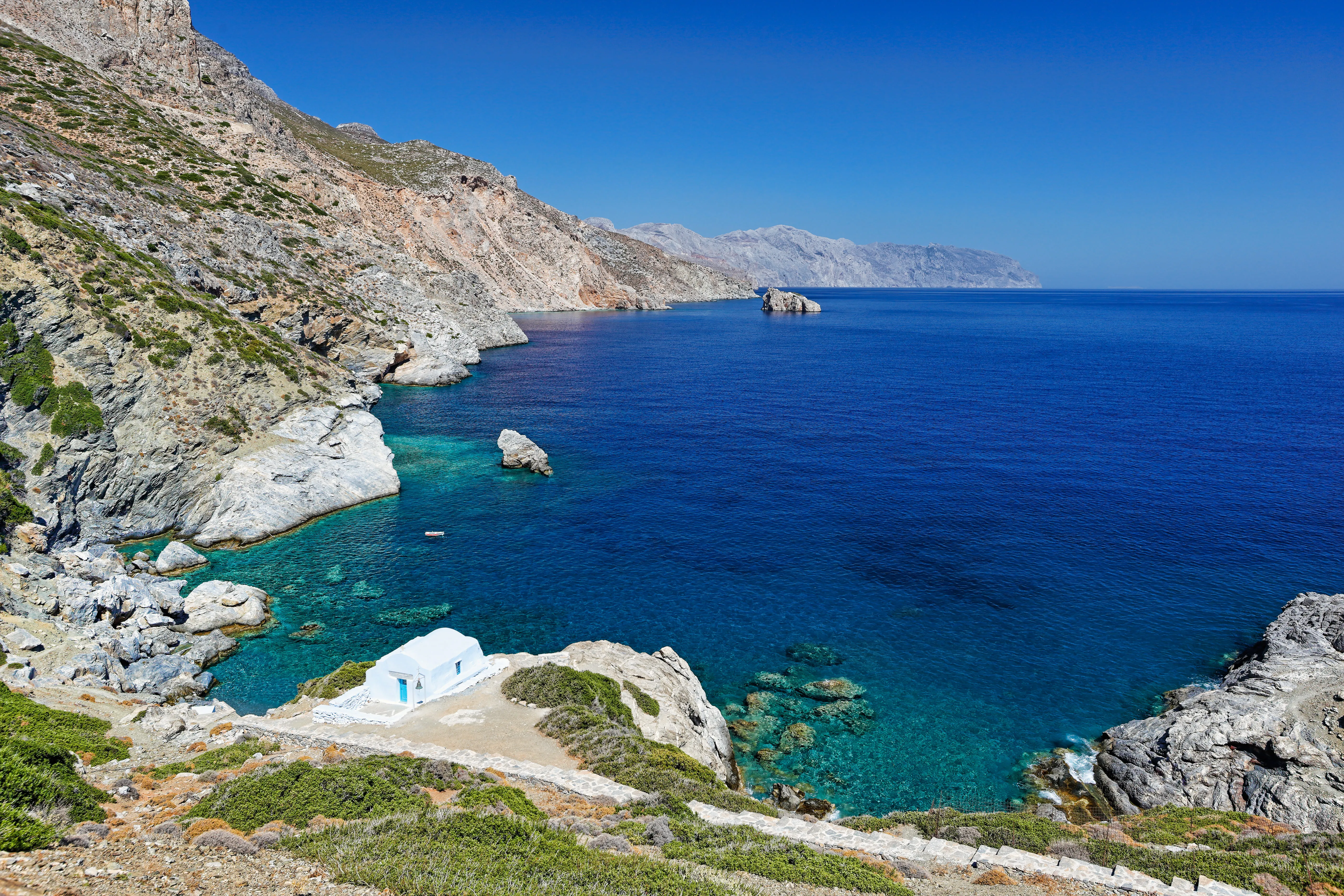 plage agian anna avec chapelle blanche