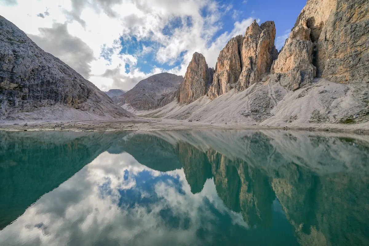 Lago di Antermoia Lago di Antermoia dans les dolomites
