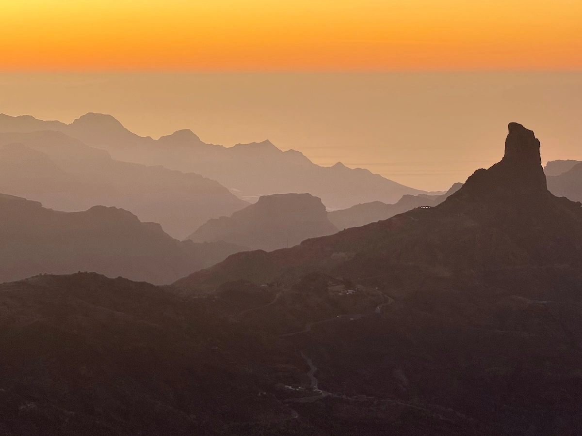 Coucher de soleil au Roque Nublo vue sur le roque nublo depuis la culata au coucher de soleil gran canaria iles canaries