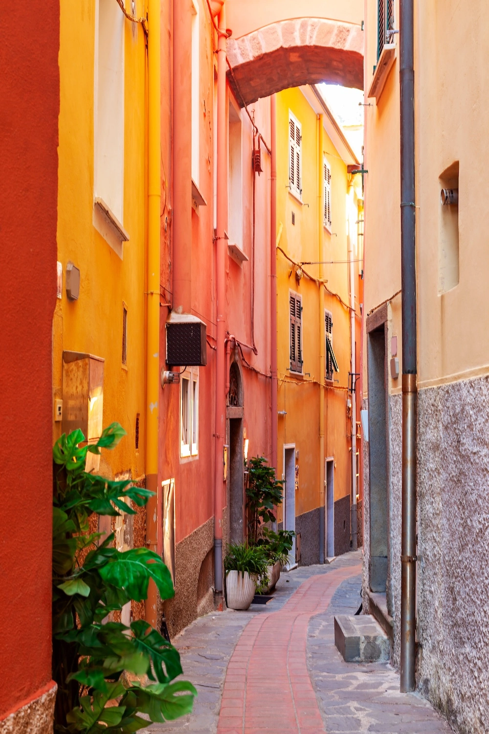 ruelle colorée cinque terre italie