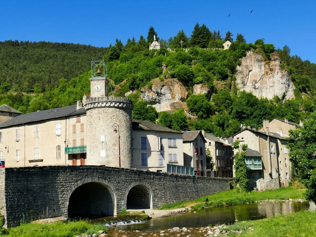 le village de meyrueis au bord de la jonte v2