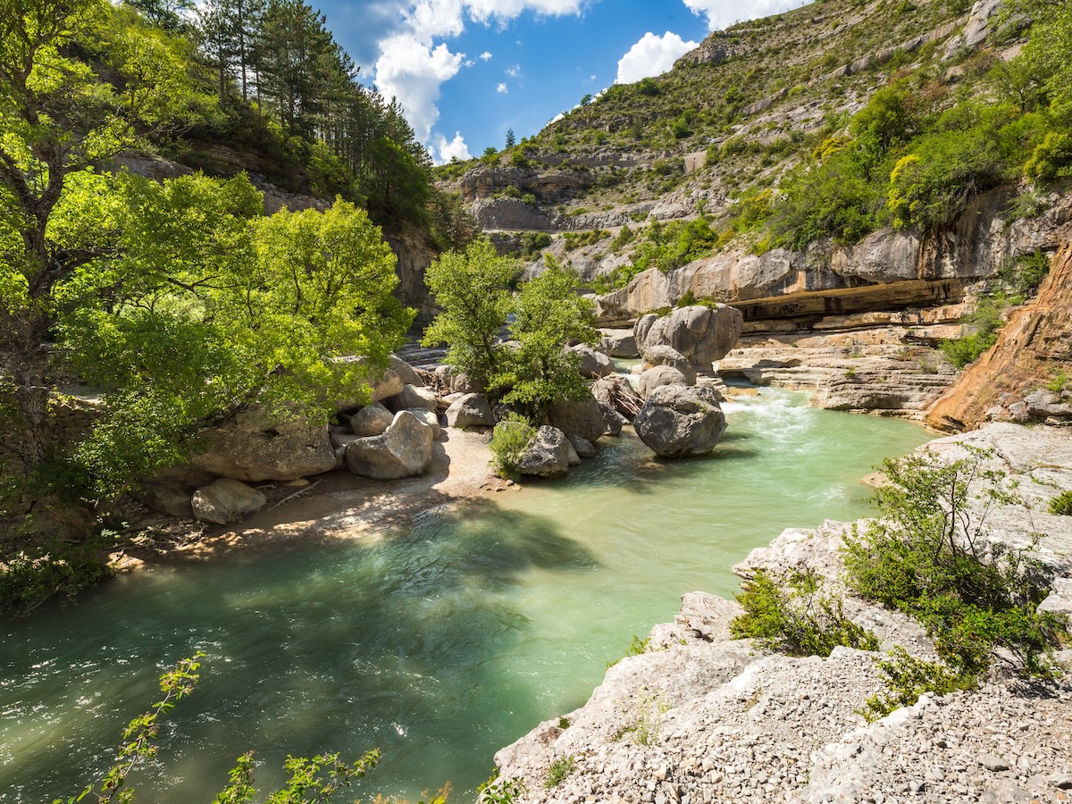 gorges de la meouge in summer hautes alpes turquoise river rocky cliffs and lush greenery in baronni