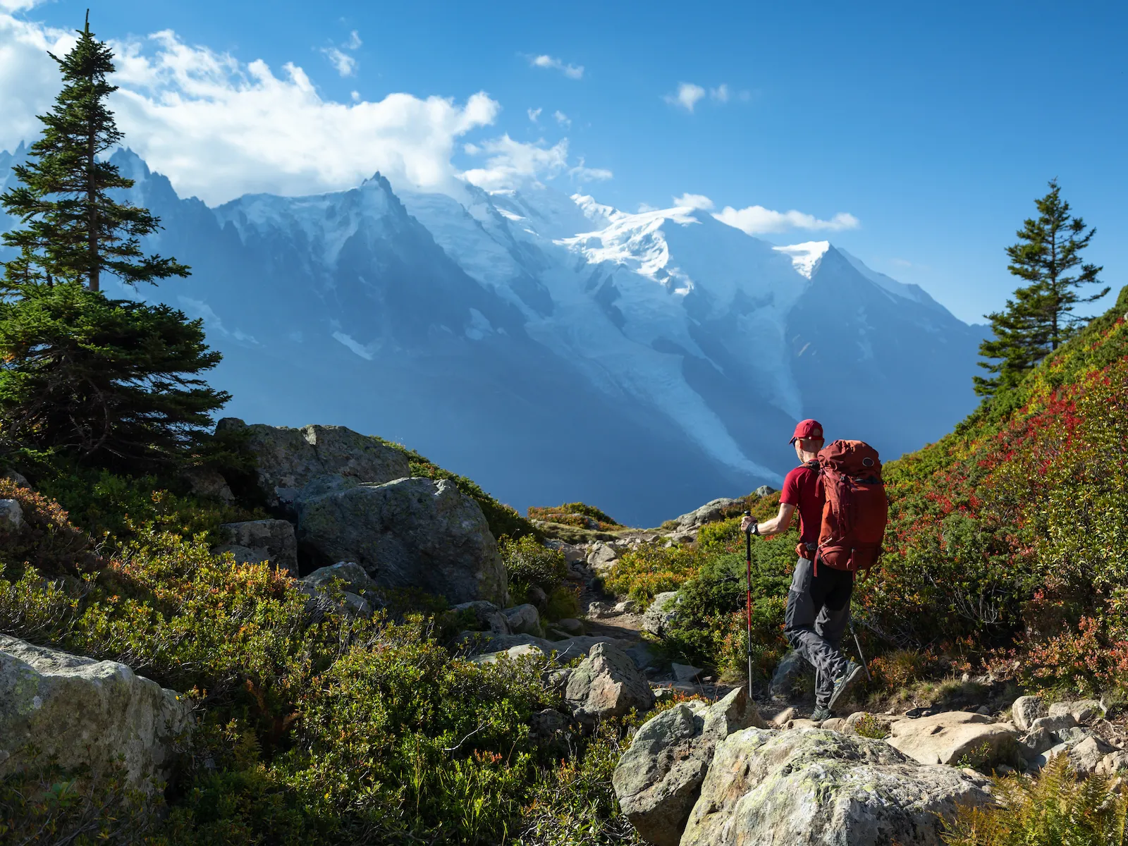 randonneur tour du mont blanc pres de chamonix