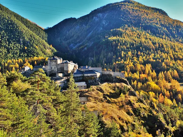 chateau queyras en automne