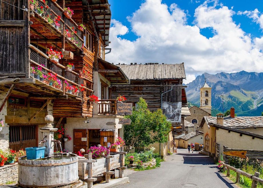 au coeur du village de saint veran maison traditionnelles 