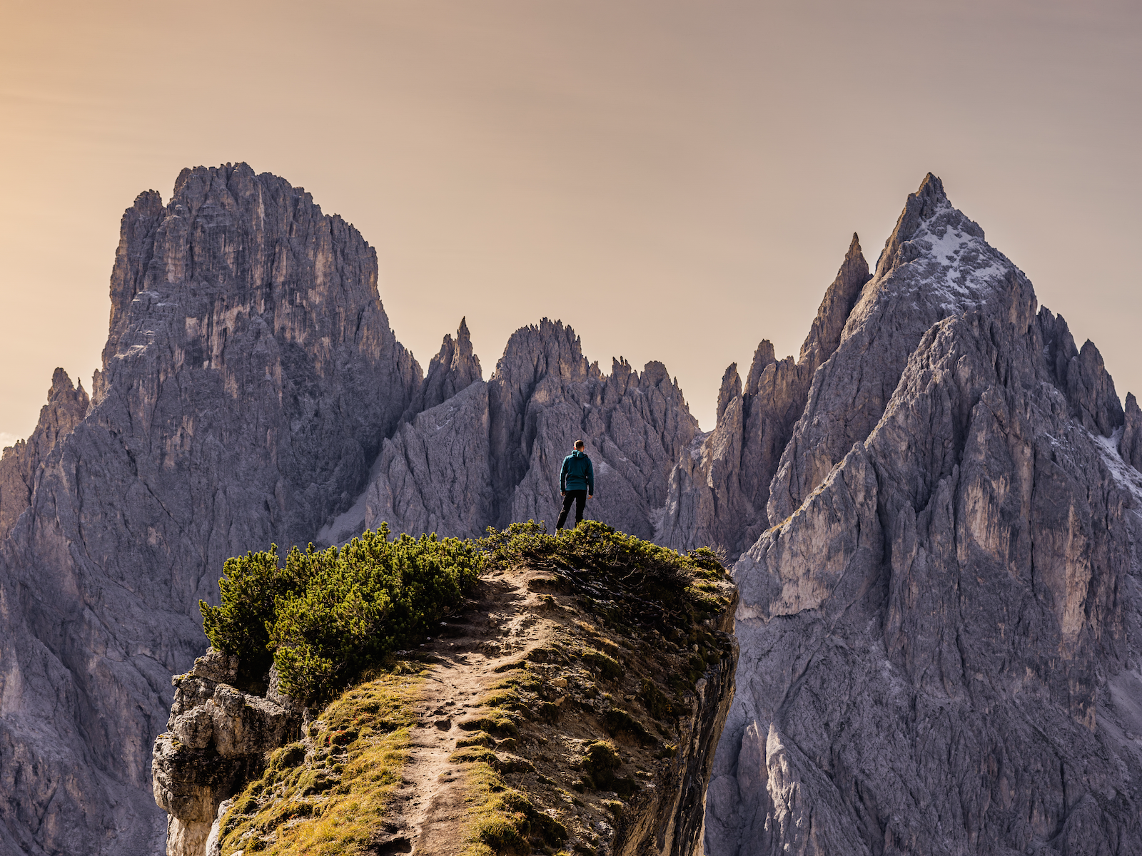 randonneur dans les montagnes des Dolomites