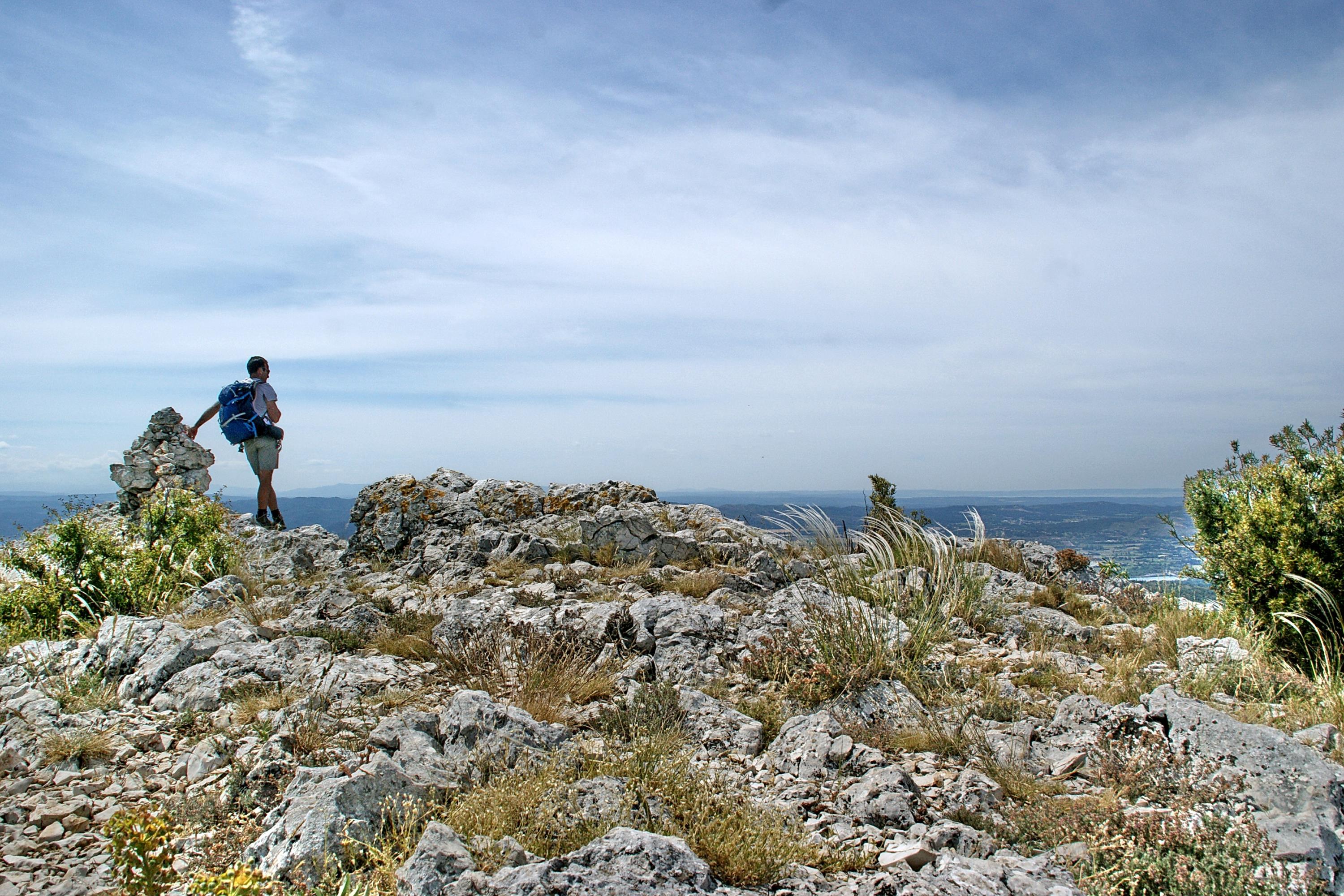 luberon vue panoramique ciel nuageux