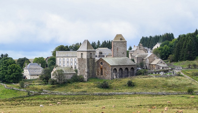 lozere village traditionnel tour de l aubrac