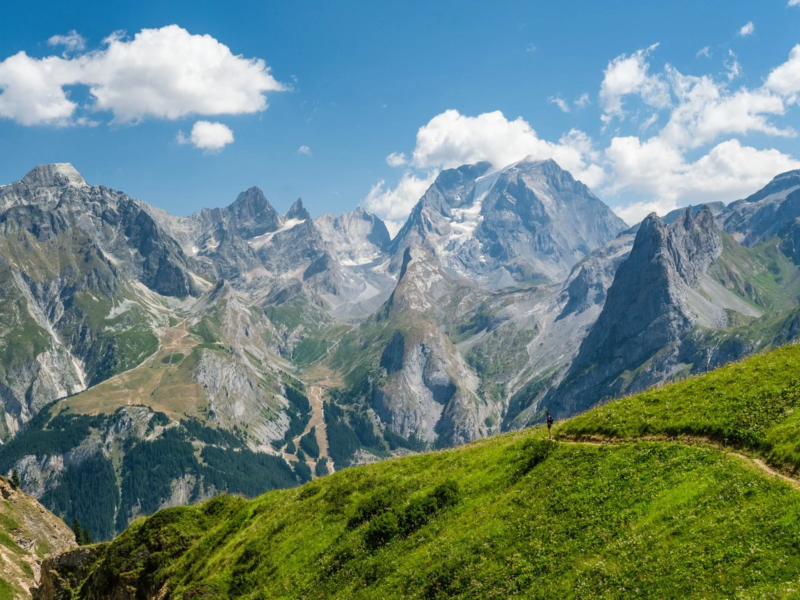mountain path overlooking pralognan la vanoise with a view on the grande casse glacier fral138