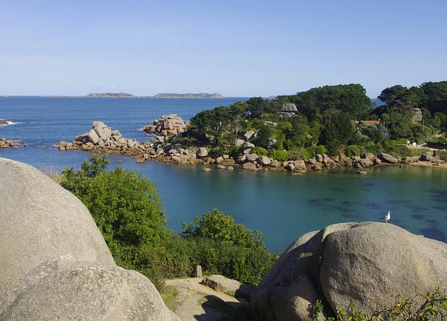 sejour randonnee cote de granit rose vue crique