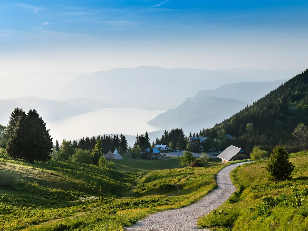 le sire et le lac daix les bains au crepuscule