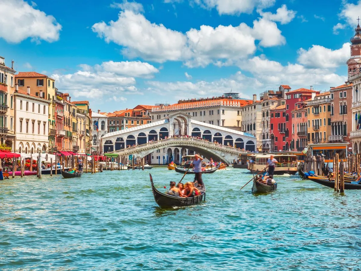 bridge rialto on grand canal famous landmark panoramic view venise