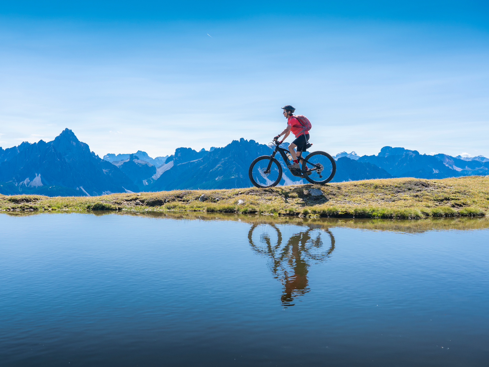 vtt dans les dolomites au bord d un lac