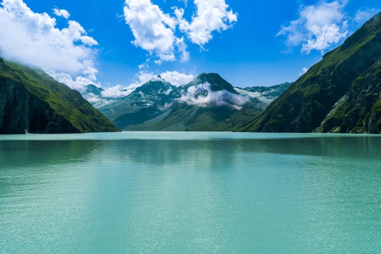 eclat turquoise du lac des dix au pied du barrage de la grande dixence