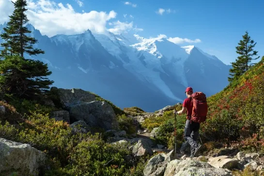 randonneur tour du mont blanc pres de chamonix
