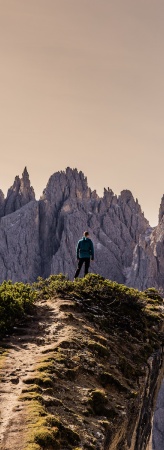 randonneur dans les montagnes des Dolomites