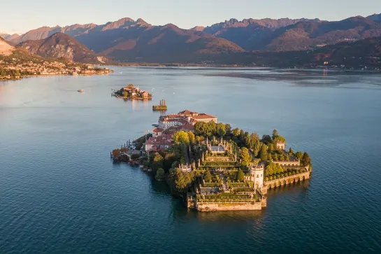 vista aerea delle isole borromee sul lago maggiore