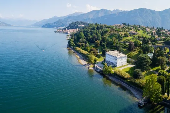 vista aerea di villa melzi deril e bellagio sul fondo