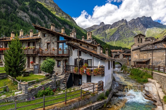 maison de village a chianale dans le queyras au bord de la riviere