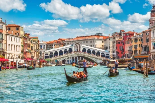 bridge rialto on grand canal famous landmark panoramic view
