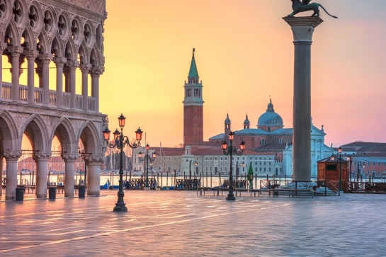 Venice beyond the canals, between the city and its islands