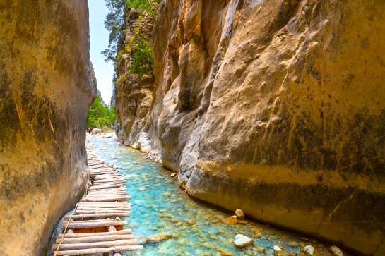Crete : from mountain gorges to hidden beaches
